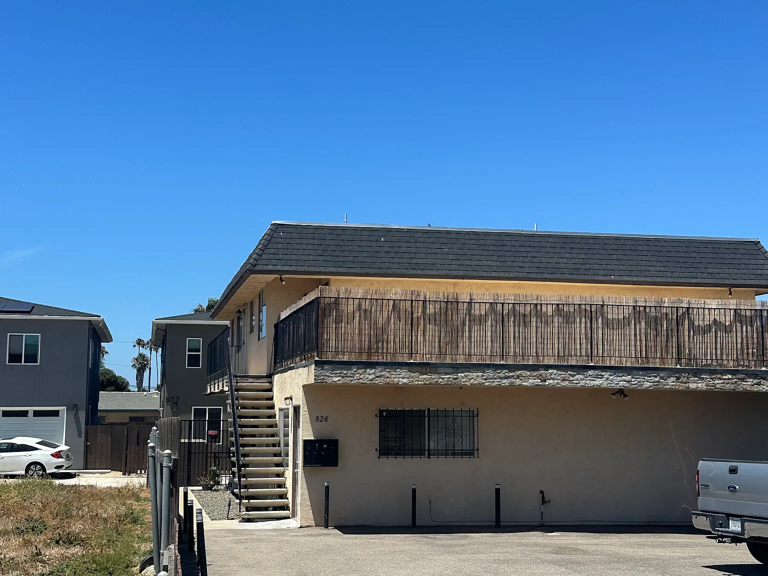 2 bed, 700 sqft, $2,100 — Photo 1