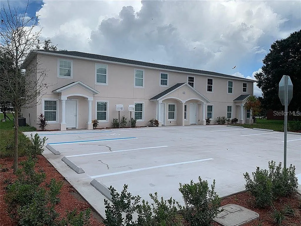 3 bed, 1270 sqft, $1,895 — Photo 1