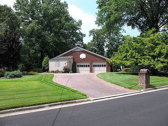 4th image of 250 Westwood Dr