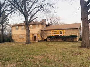 2324 SW Meadow Ct, Topeka, KS 66614