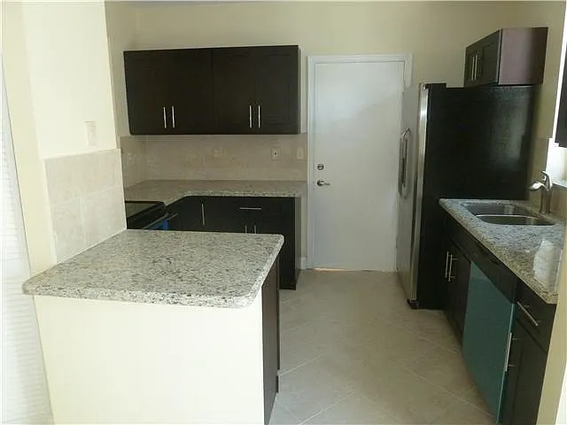 10525 NW 57th Ct — Photo 3