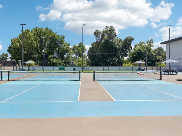 San Regis Apartments