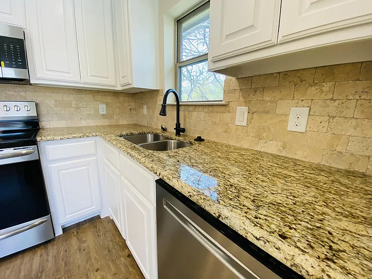 312 E Heron St — Photo 6