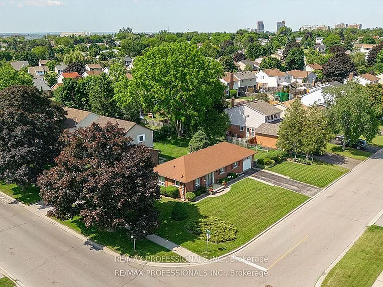 124 Panter Cres #LOWER — Photo 24