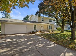 1923 Sunnyside Dr, Waukesha, WI 53186