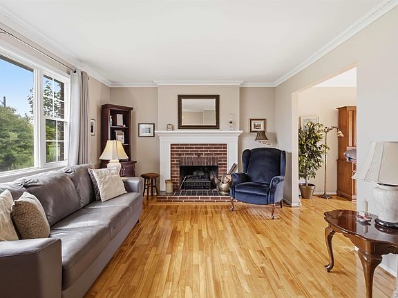 5th image of 12 Briarlynn Cres