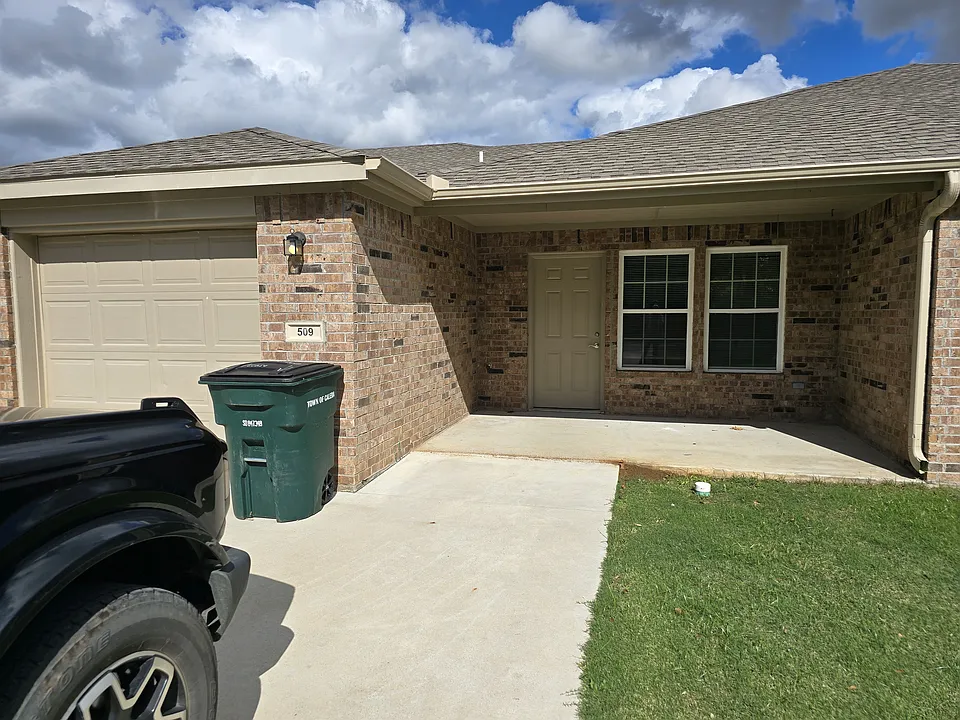 509 E McCurtain Ave #509