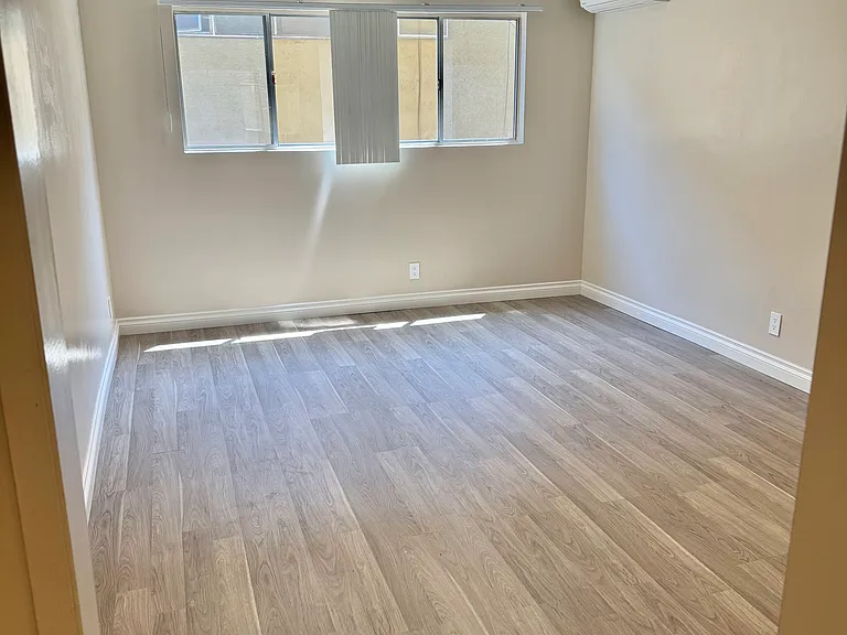 1040 N Laurel Ave #1 — Photo 9