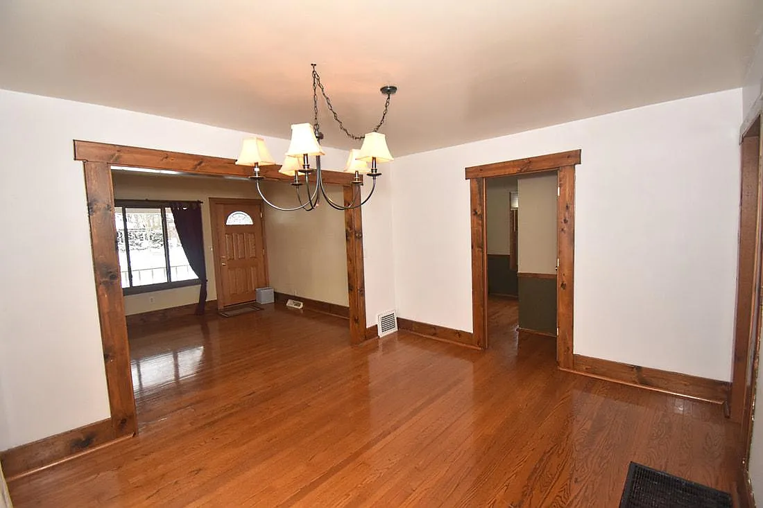 5 bed, 2256 sqft, $3,400 — Photo 2