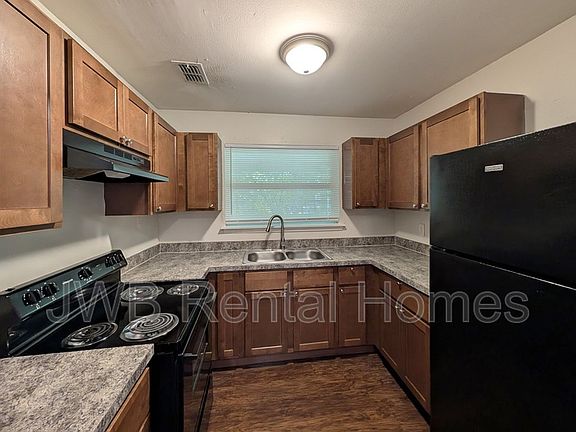 3rd image of 1014 Mantes Ave