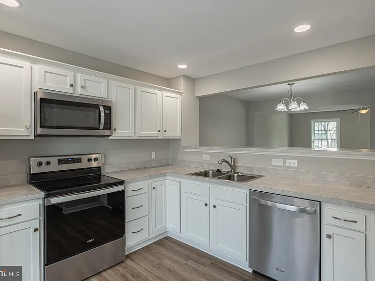 438 Hill St — Photo 11