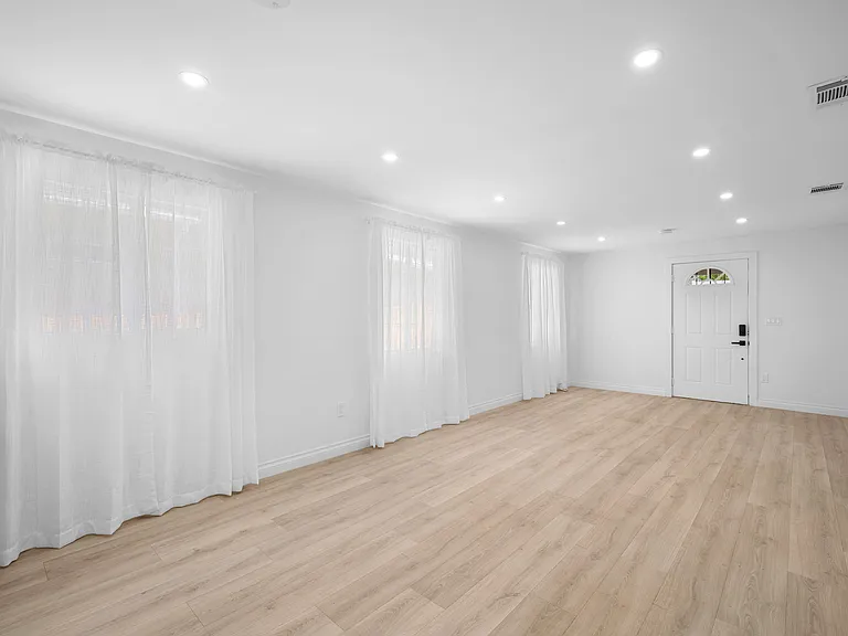 10607 Whitegate Ave — Photo 7