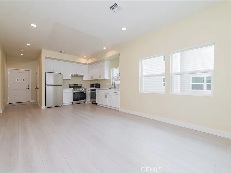 642 W Grand Ave — Photo 1