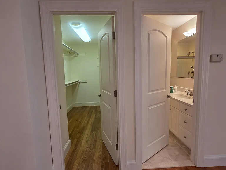 910 W Roxbury Pkwy — Photo 14