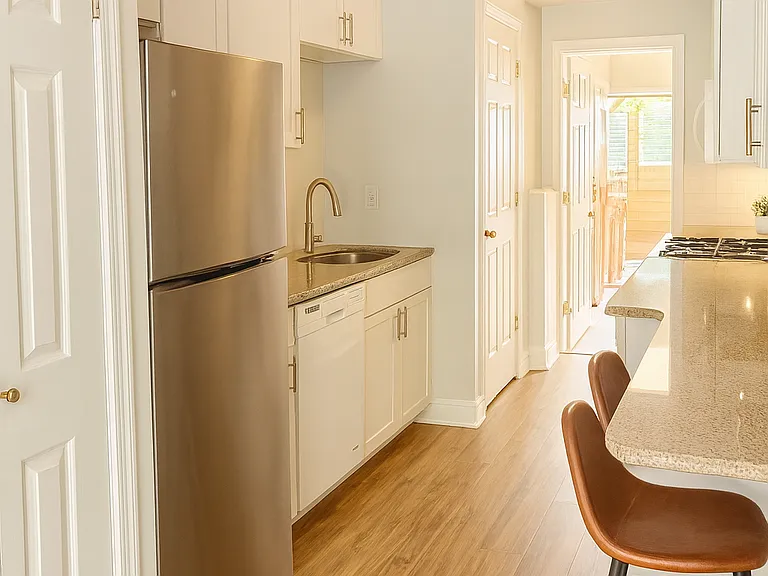 1613 F St NE #2 — Photo 3