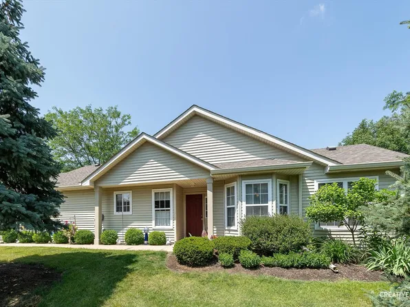 26 Rolling Oaks Rd #A, Sugar Grove, IL 60554