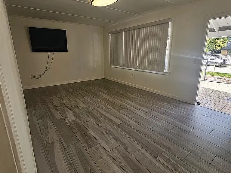 3 bed, 1855 sqft, $1,902 — Photo 3