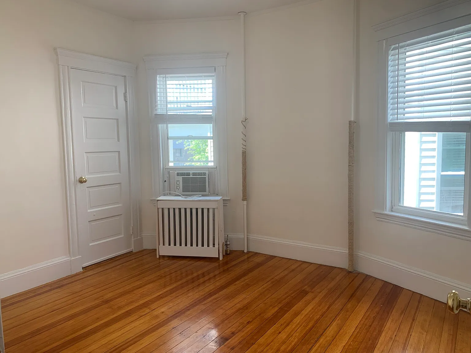 3 bed, 1.0 bath, 1100 sqft, $2,700 — Photo 1