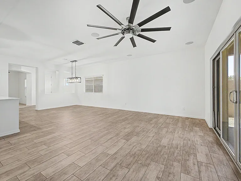 1360 W Joshua Tree Ave — Photo 21