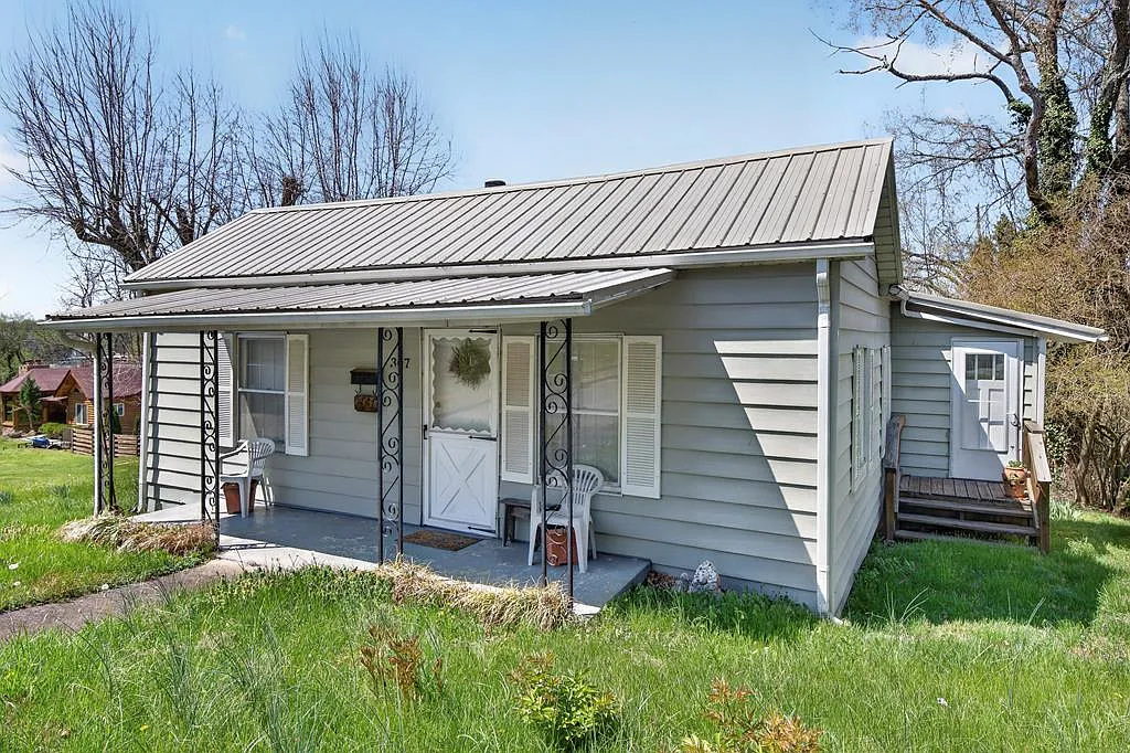 307 B St SE photo 1