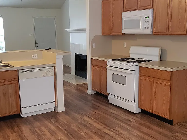 18914 S Wimbledon Dr — Photo 3
