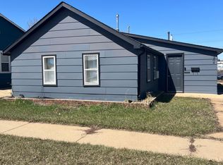 304 1st St SW, Dickinson, ND 58601