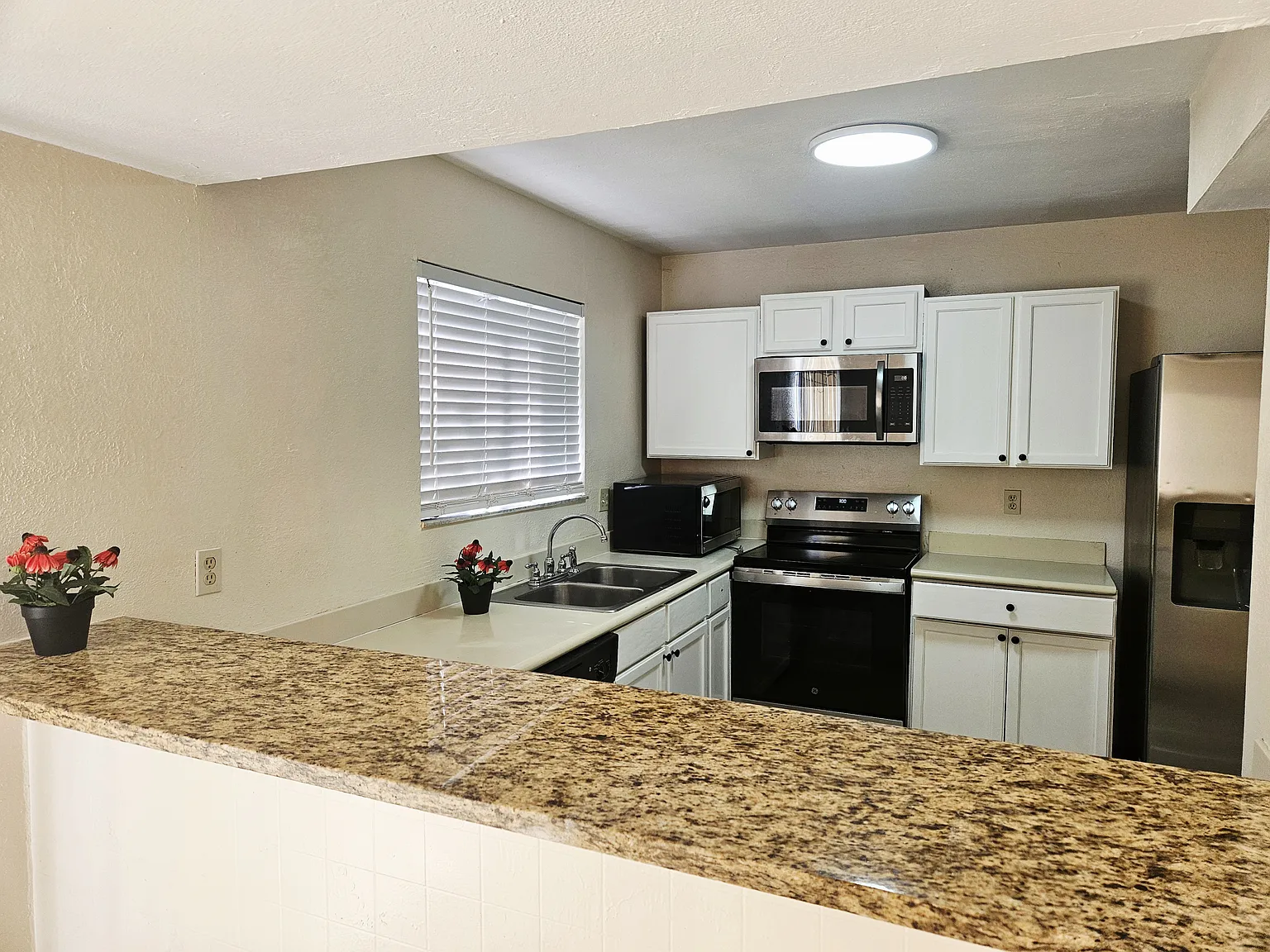 4 bed, 2.5 bath, 1730 sqft, $1,800 — Photo 4