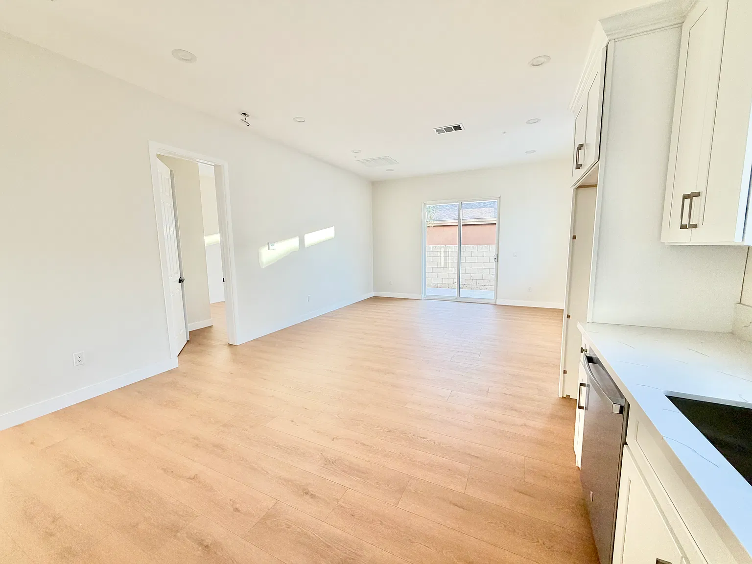 3 bed, 1199 sqft, $3,500 — Photo 3