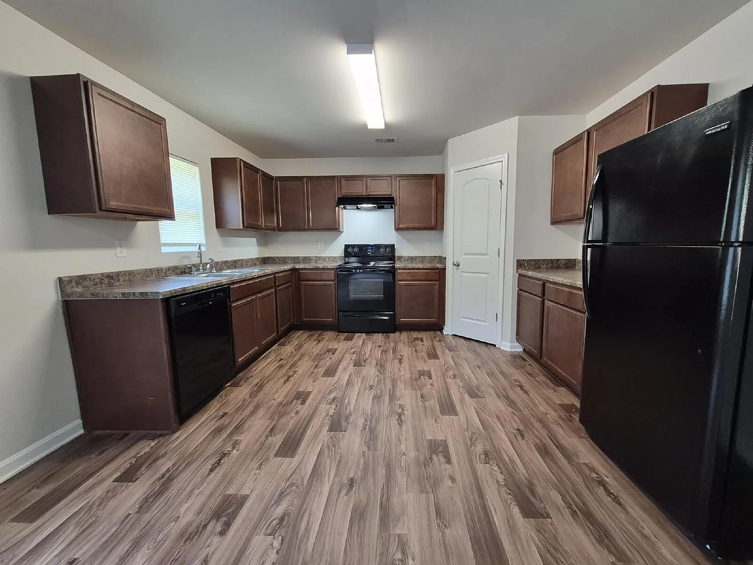 4 bed, 2.5 bath, 2002 sqft, $2,075 — Photo 2