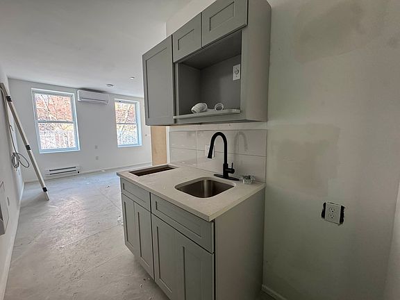 4th image of 2312 Beaumont Ave #1A