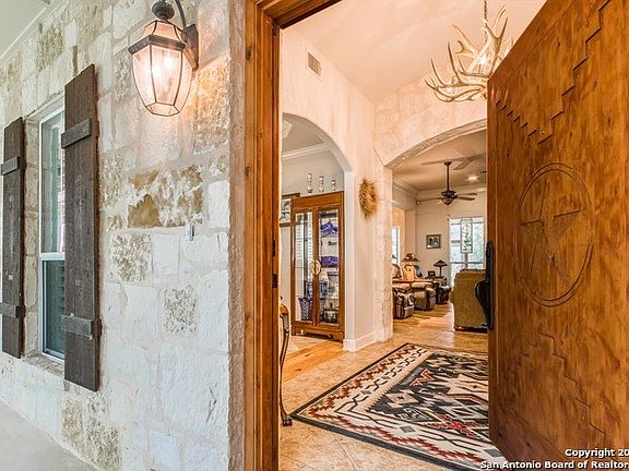 2nd image of 130 Majestic Oaks Dr