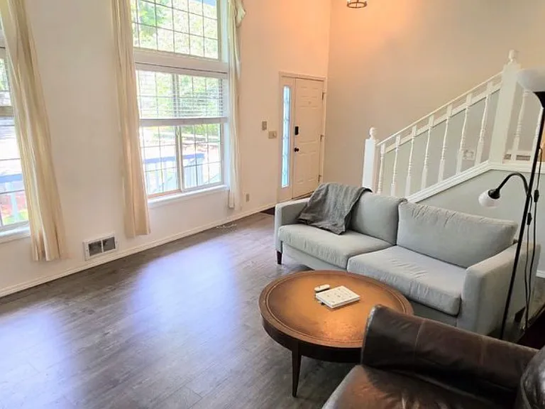 530 NW Carolyn Ln — Photo 5