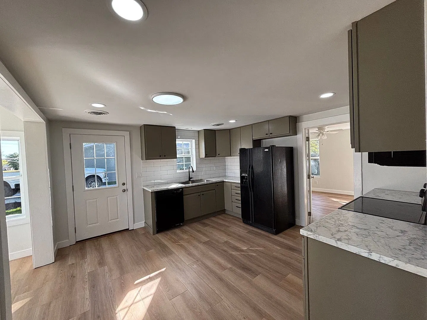 Beautiful Move in ready House! — Photo 3