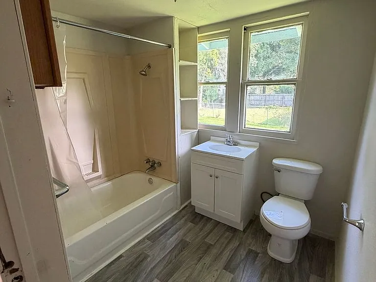720 Elgie St — Photo 2