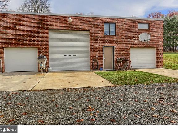 4th image of 728 Forest Ln