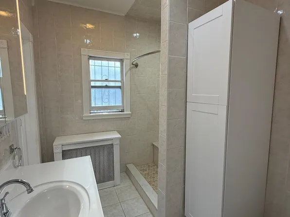 207 Jewett Avenue image 10 of 14