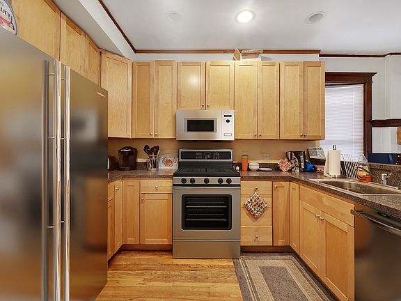 4th image of 2774 N Kenmore Ave #2