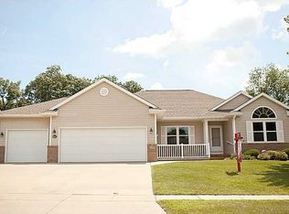 140 Shelly Dr, Robins, IA 52328