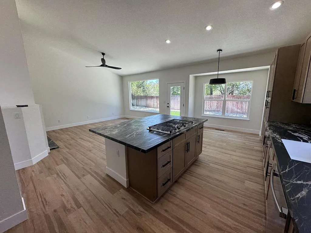 1665 Southview Dr photo 1