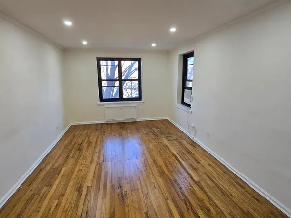 7535 210th St APT 1C, Oakland Gardens, NY 11364