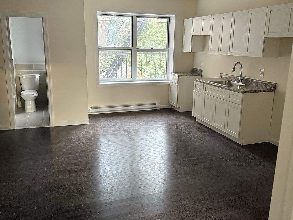 2nd image of 20 Amsterdam Pl #2