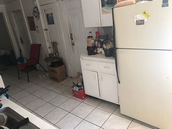 2nd image of 230 S Pennsylvania Ave #2