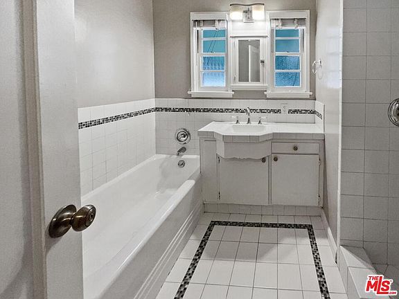 5th image of 650 Corwin Ave #1B