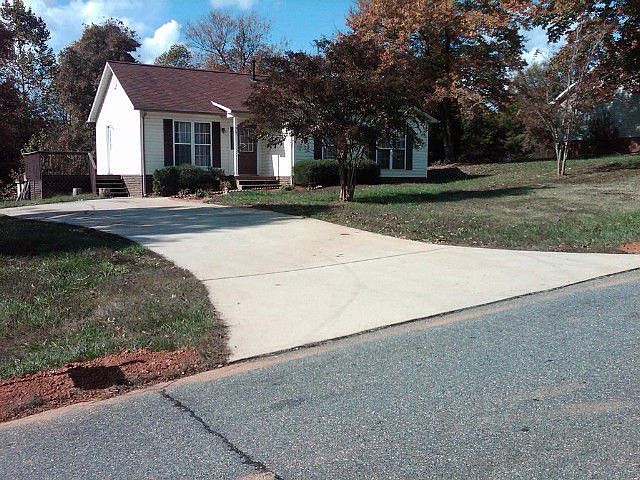 2nd image of 1825 Smyrna Ln