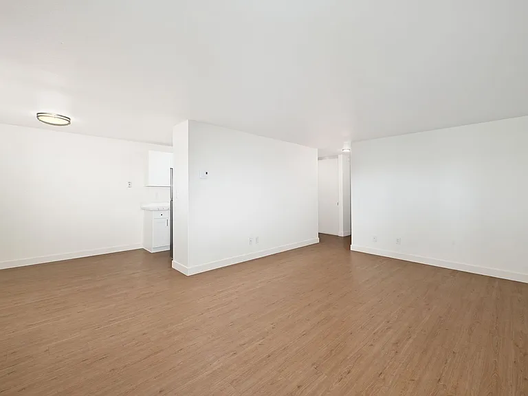 Westwind Apartments — Photo 5