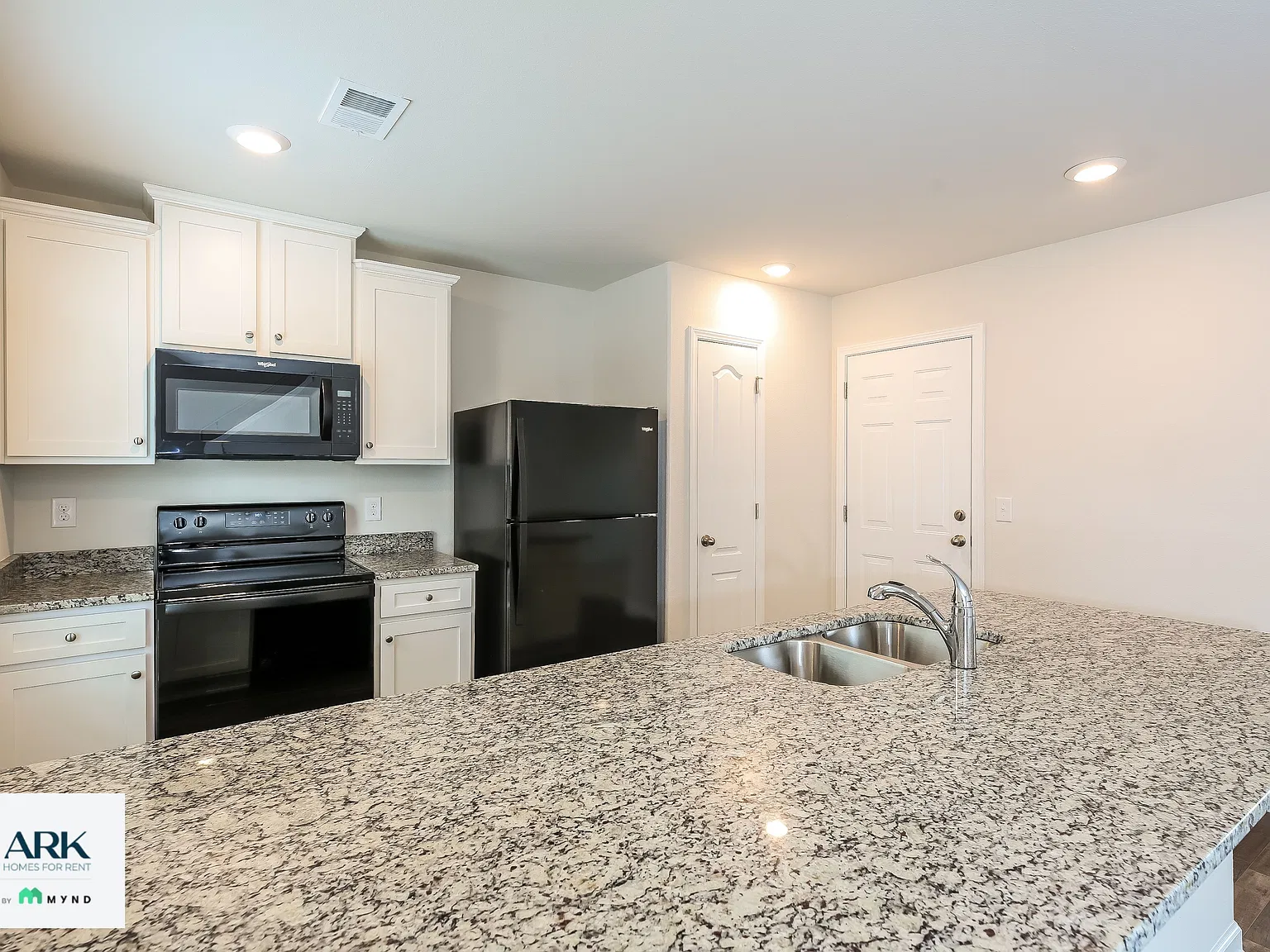 3 bed, 2.5 bath, 1435 sqft, $1,675 — Photo 3