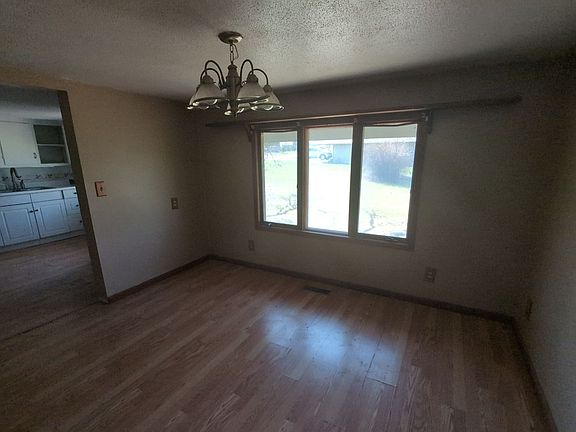 5th image of 215 S Main St