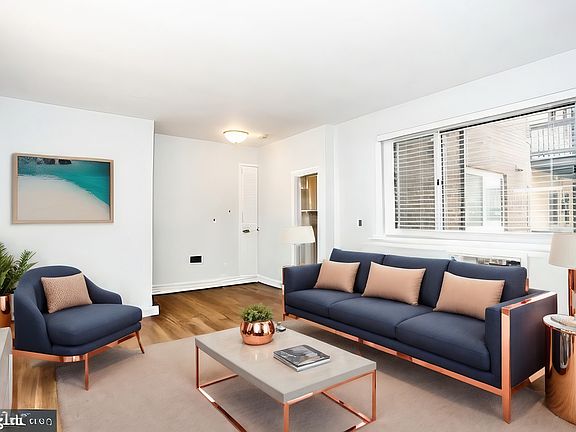 3rd image of 644 W Arlington Pl APT 3J