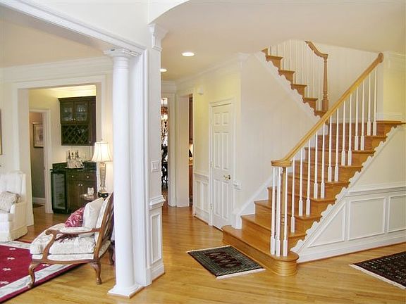 2nd image of 828 Thomas Run Dr