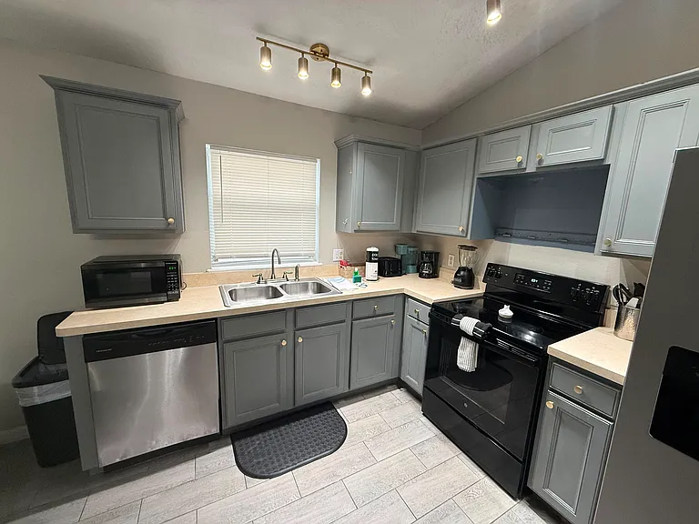 1875 Royal Ridge Dr — Photo 28